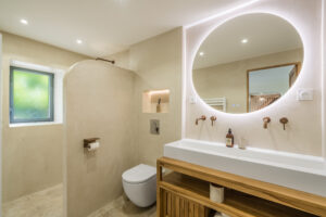 Salle de bain moderne béton ciré et douche à l'italienne