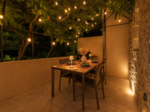 Terrasse extérieure de nuit avec guirlande lumineuse