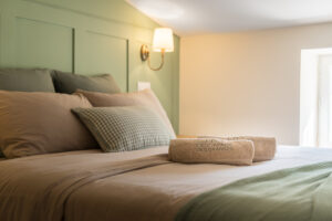 Chambre avec lit double, décoration campagne