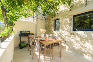 Terrasse ombragée avec salon de jardin du gîte l'Escapade des Granges